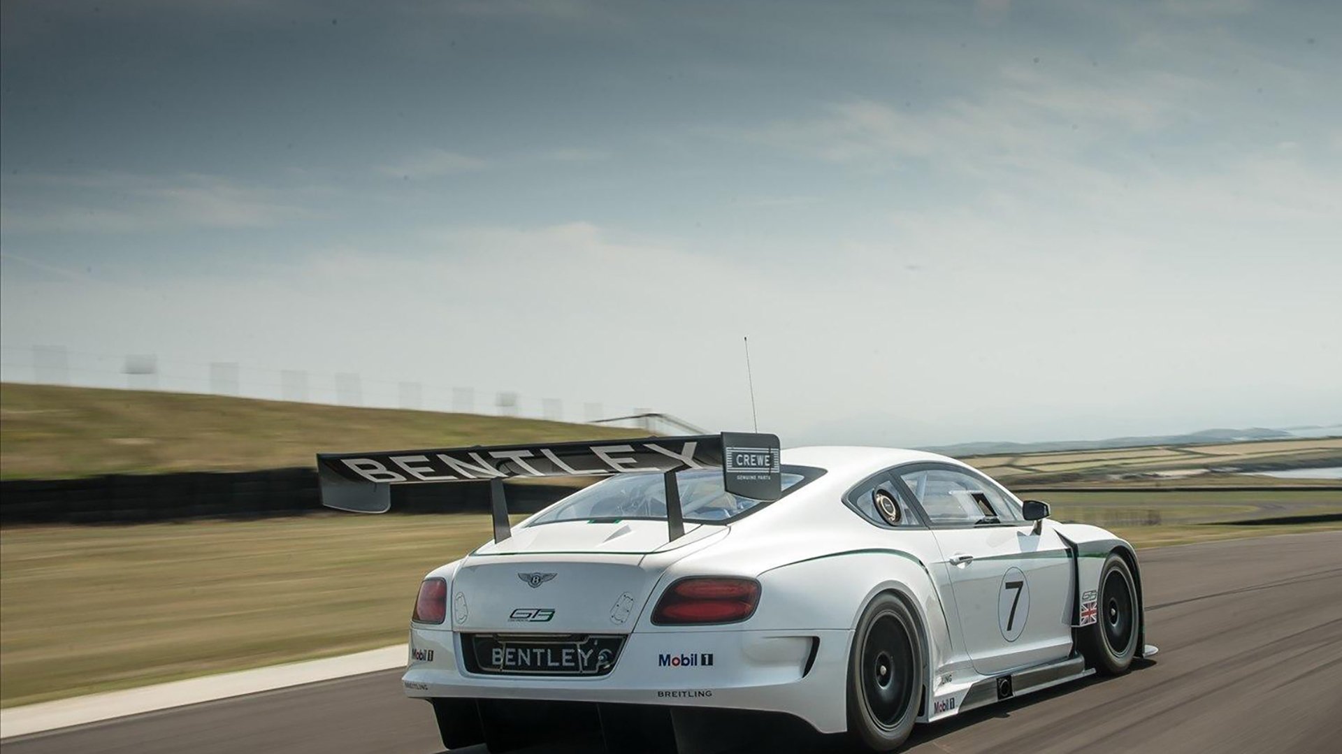 荷兰队在国际比赛中表现神勇，一路高歌，荷兰队视频