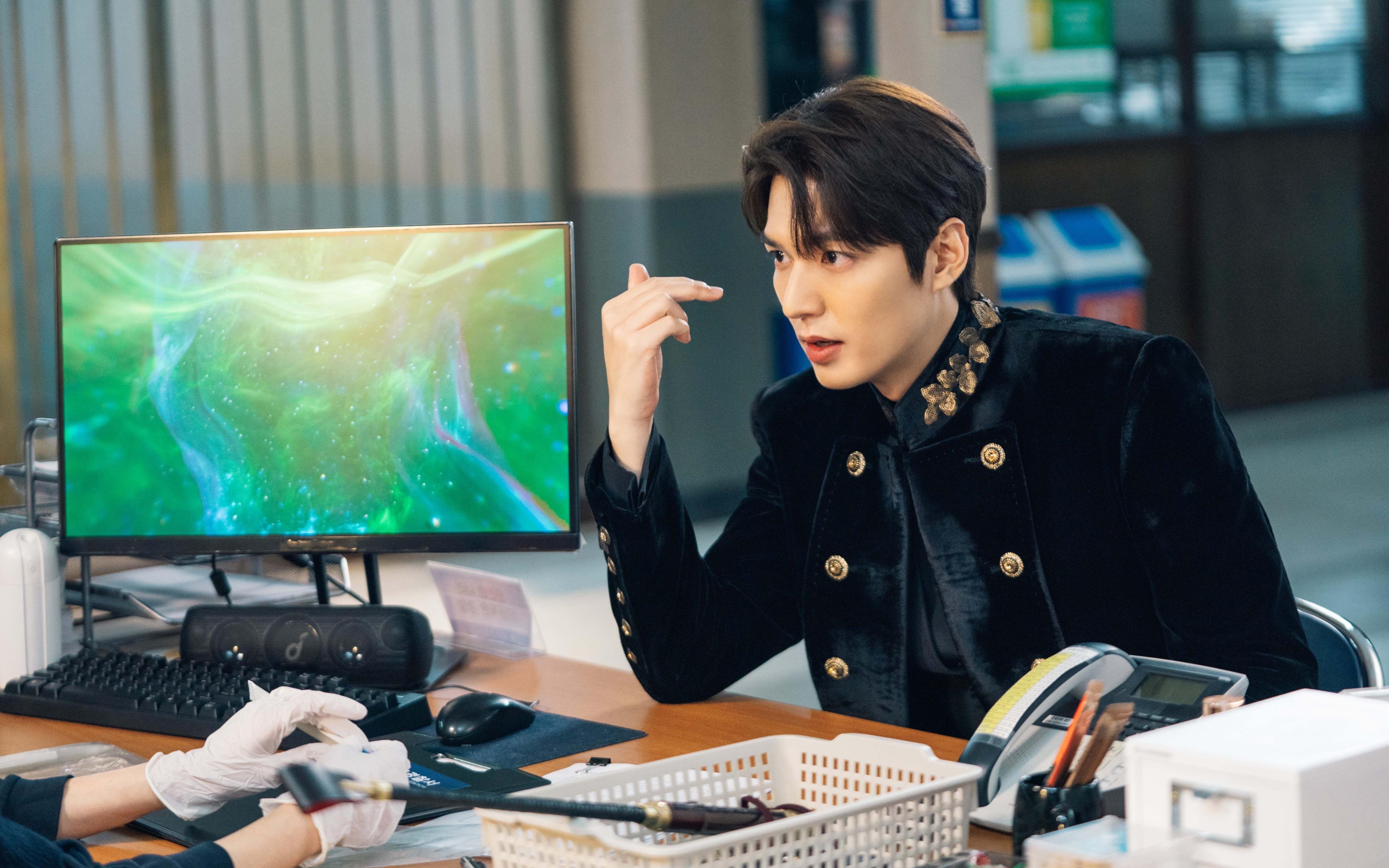 布克强势复出太阳东部前四稳固,太阳布克合同